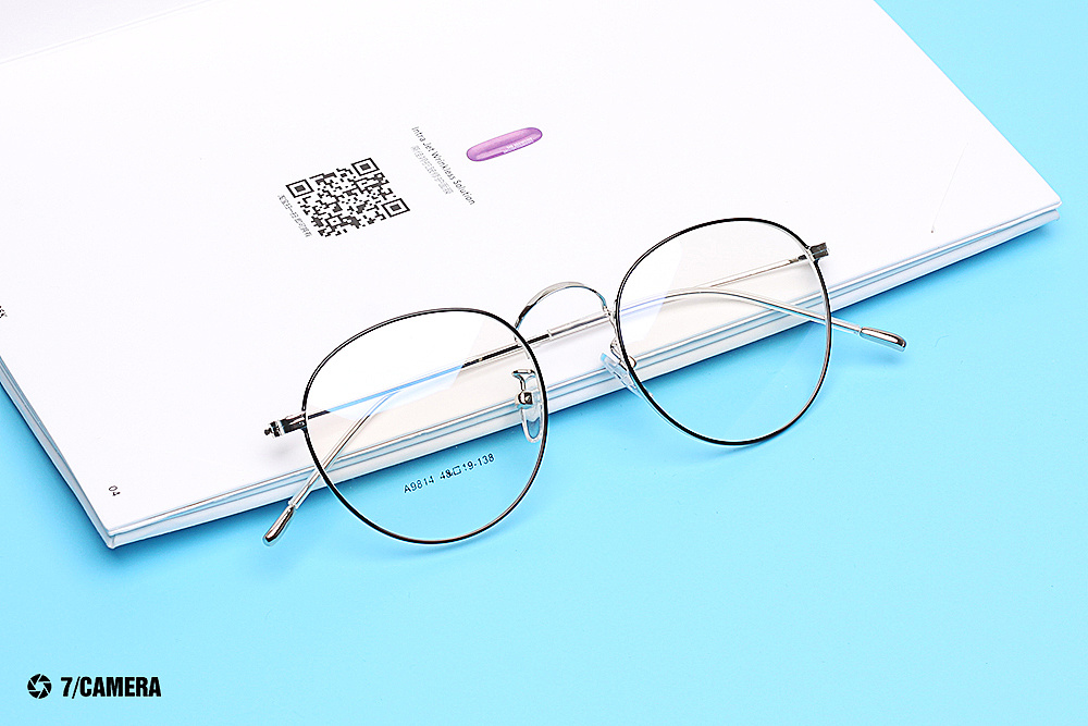 光影之窗 框架眼镜的创意摆拍与视觉叙事
